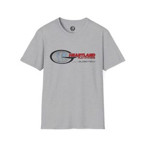 Könnte beinhalten: Ein hellgraues T-Shirt mit dem Text "HEARTLAND PLAY SYSTEMS GLOBOTECH" in Rot und Schwarz. Das Design beinhaltet eine stilisierte Weltkugel. Das Shirt hat kurze Ärmel und einen Rundhalsausschnitt.