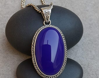 Ciondolo in agata blu del Botswana realizzato a mano: incastonatura a castone placcata in argento.