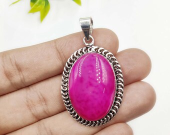 Ciondolo in agata rosa del Botswana realizzato a mano: incastonatura a castone placcata in argento.