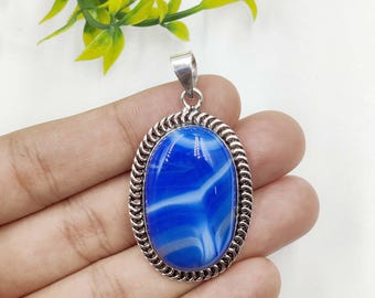 Ciondolo in agata blu del Botswana realizzato a mano: incastonatura a castone placcata in argento.