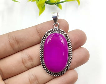 Ciondolo in agata rosa del Botswana realizzato a mano: incastonatura a castone placcata in argento.