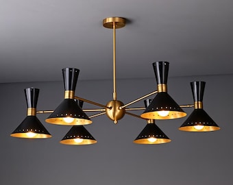 Lustre à 6 luminaires, laiton patiné et abat-jour en laiton noirci