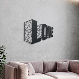 LOVEワードメタルウォールアート - モダンな幾何学模様のタイポグラフィホームデコレーション