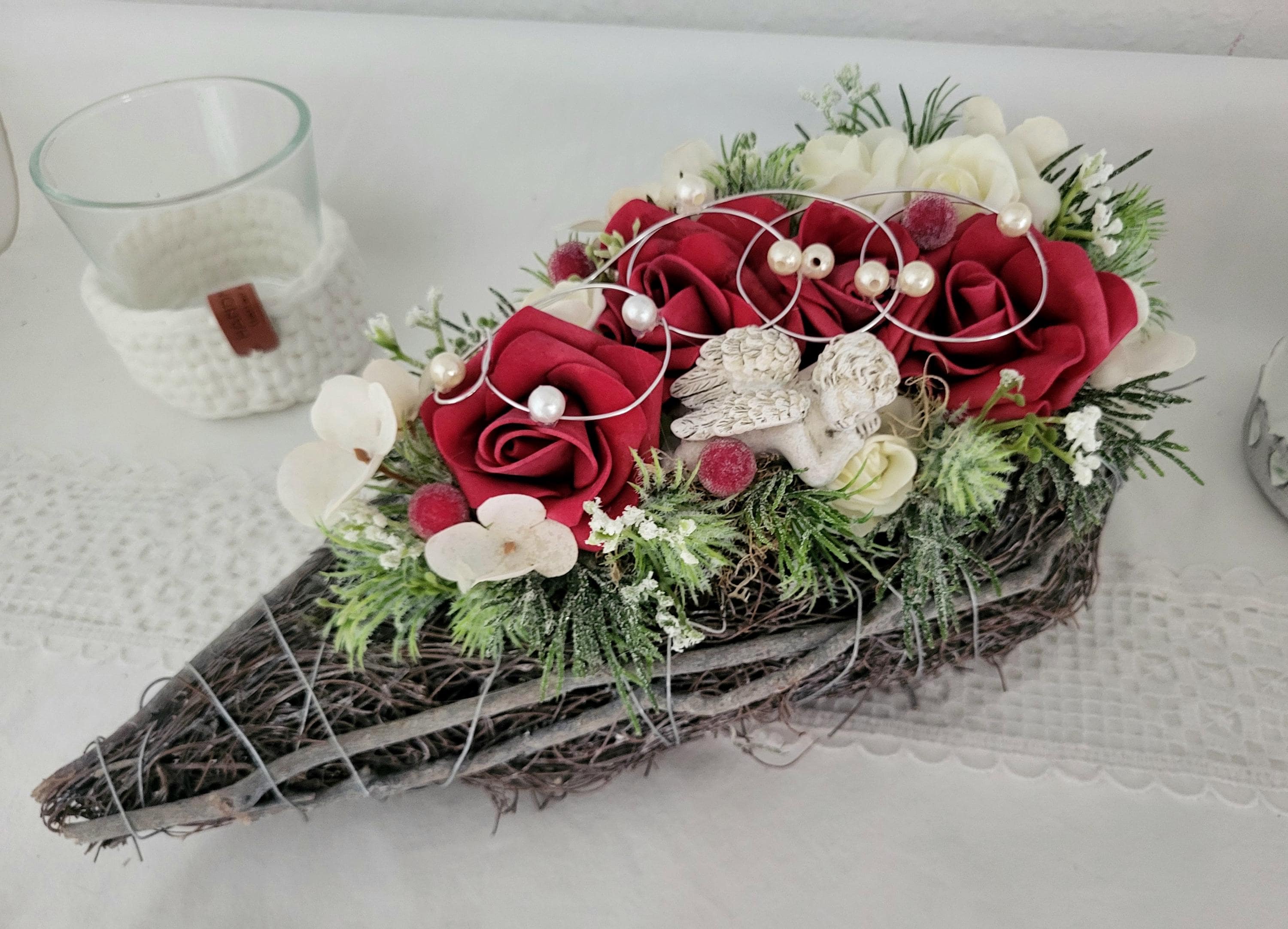 Grabgesteck Tropfen mit Rosen und Engel Trauergesteck