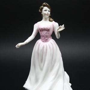 【新品　未使用】ロイヤルドルトン　マーガレット フィギュリン Margaret ロイヤルドルトン社のアンティークフィギュリン、プリティレディ