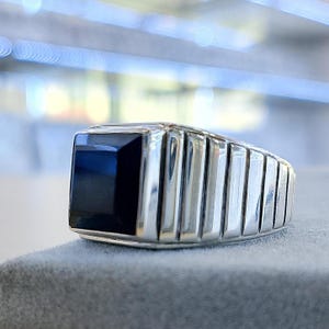 Handgemachter Herrenring aus Sterlingsilber: Quadratischer Edelstein-Statementring