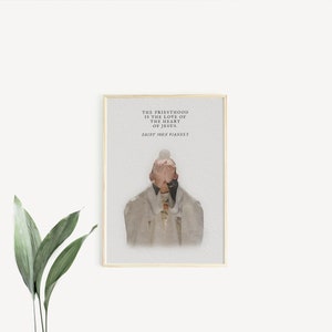 Op de afbeelding: Een printbare quote van Sint Johannes Vianney, een katholieke priester, op een witte achtergrond met een aquarel illustratie van een priester die bidt. De quote luidt: "Het priesterschap is de liefde van het hart van Jezus."