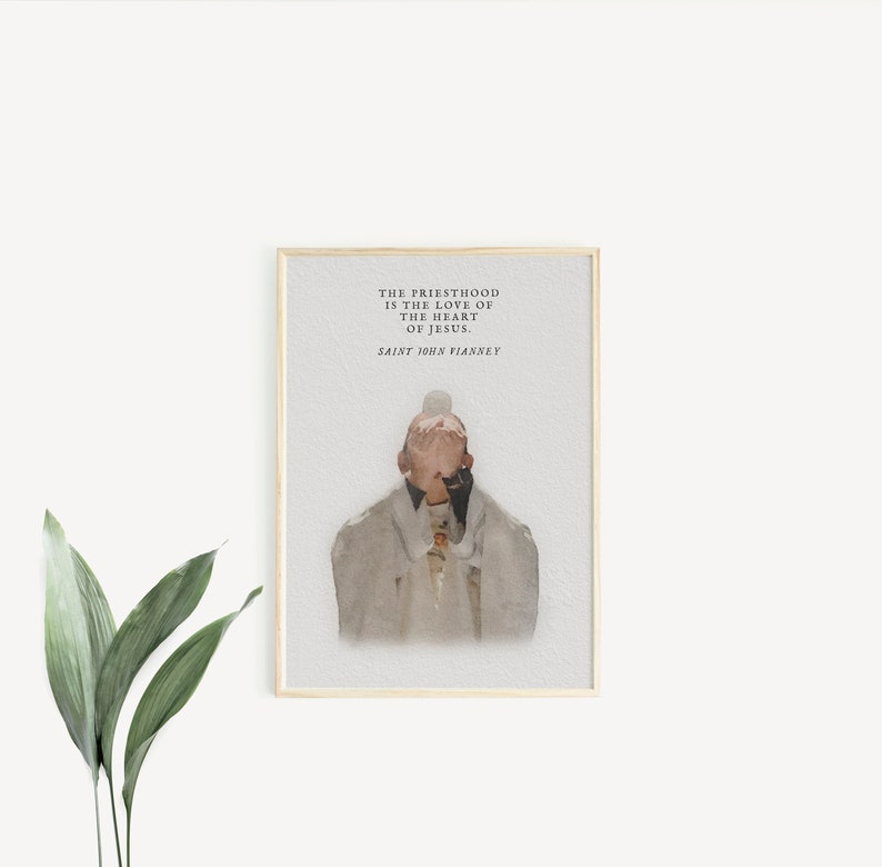 Op de afbeelding: Een printbare quote van Sint Johannes Vianney, een katholieke priester, op een witte achtergrond met een aquarel illustratie van een priester die bidt. De quote luidt: "Het priesterschap is de liefde van het hart van Jezus."