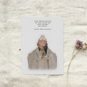 Op de afbeelding: Een aquarel-illustratie van een priester met zijn handen die zijn gezicht bedekken. De quote "Het priesterschap is de liefde van het hart van Jezus. Heilige Johannes Vianney" staat onder de afbeelding.