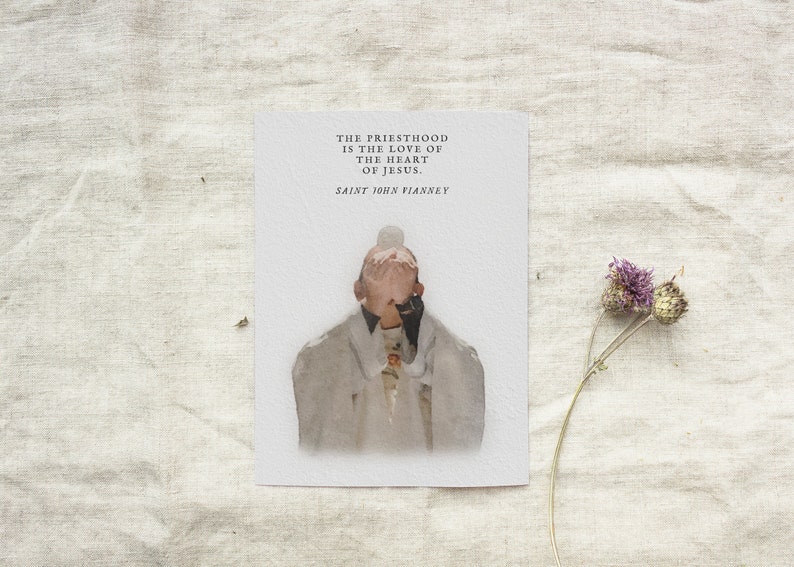 Op de afbeelding: Een aquarel-illustratie van een priester met zijn handen die zijn gezicht bedekken. De quote "Het priesterschap is de liefde van het hart van Jezus. Heilige Johannes Vianney" staat onder de afbeelding.