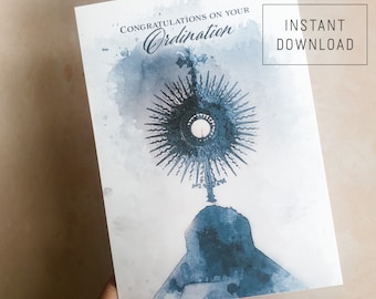 Pode incluir: Um cartão digital imprimível com uma ilustração em aquarela de um ostensório com uma hóstia incandescente. O texto "Parabéns pela sua ordenação" está no topo do cartão. As palavras "Download instantâneo" estão no canto superior direito.