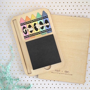 Gepersonaliseerd lerarencadeau - Leraar Sticky Notes-houder met pennenhouder | Rainbow Crayons Post-it® Note Holder for Teacher Appreciation Gift