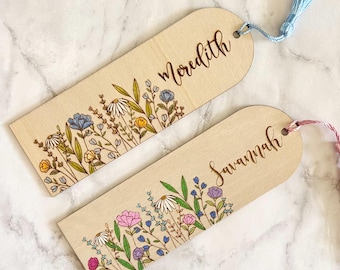 Marcapáginas personalizado de flores silvestres - Lindo marcapáginas de madera con borla / Regalo de Navidad personalizado para ella / Regalo personalizado para amantes de la lectura por menos de 15