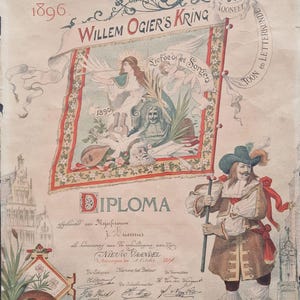 Op de afbeelding: Antiek diploma uit Antwerpen, 1896, met gedetailleerde illustraties en tekst. Het document bevat de tekst "Willem Ogier's Kring" en "Diploma". Een man in historische kledij staat rechts en houdt een staf vast. Het kunstwerk is in gedempte kleuren.