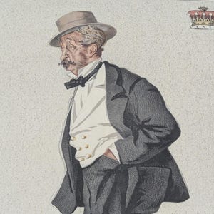 Könnte beinhalten: Eine Vintage-Illustration aus Vanity Fair vom 23. August 1873 zeigt einen Mann in einem dunklen Anzug, einer weißen Weste und einer Fliege. Er trägt einen hellen Hut und hat einen Schnurrbart. Historischer Druck.