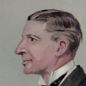 Könnte beinhalten: Ein Seitenporträt eines Mannes in Anzug und Krawatte. Der Mann hat helle Haut, eine markante Nase und kurzes, gepflegtes braunes Haar. Er trägt ein weißes Hemd mit Kragen, eine schwarze Krawatte und eine dunkle Anzugjacke.