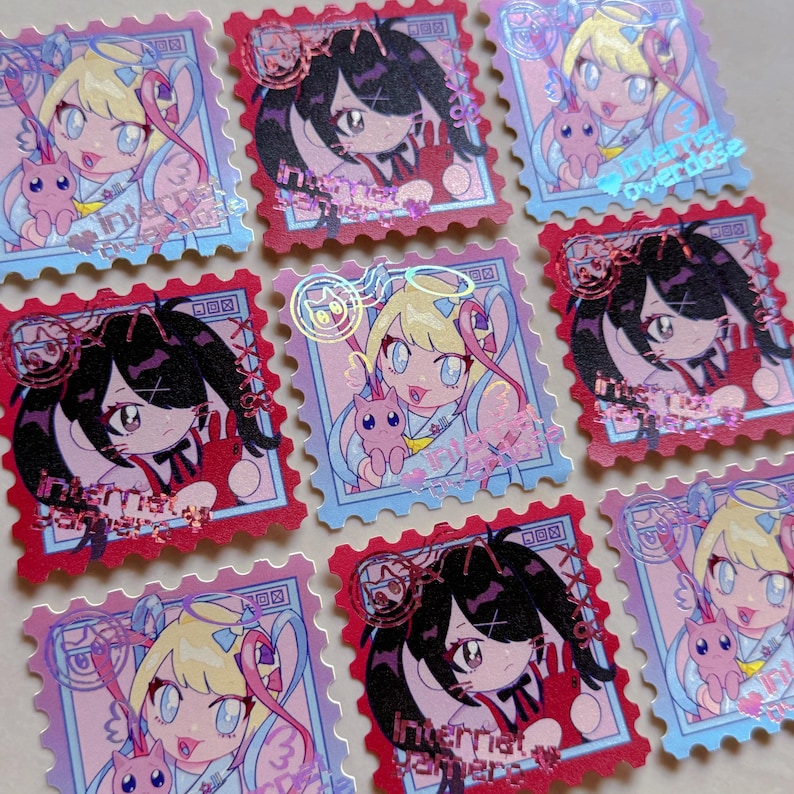 Pu&ograve; includere: Una collezione di nove francobolli decorativi con illustrazioni in stile anime. Ogni francobollo ha un bordo rosso e uno sfondo azzurro. Le illustrazioni raffigurano una ragazza con un gatto e il testo "Internet Overdose".
