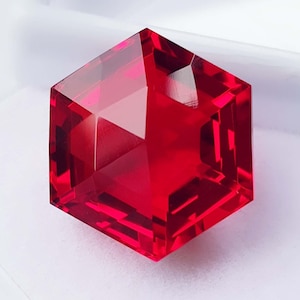 Rubí rojo sangre de talla elegante, gema suelta para la elaboración de colgantes, 44 quilates (21x21x15 mm)