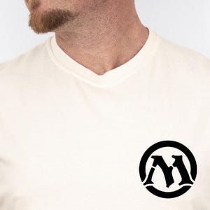 Magic: The Gathering T-shirt – T-shirt met MTG-logo, 3 x 3 inch minimalistische icoonkunststijl, TCG-kaartspel, uniseks kledingstukgeverfd zwaargewicht shirt