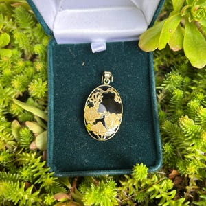 Vintage 14K Gold Floral Overlay And Onyx Pendant Elegant