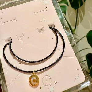 Vergoldeter Buchstabe Anhänger Choker: Schwarze Wachskordel, handgemacht
