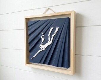Decoración de pared con diseño de pesca submarina / Relieve 3D de un pescador submarino apneísta enmarcado en madera / Estilo náutico costero para casa de playa / Arte oceánico