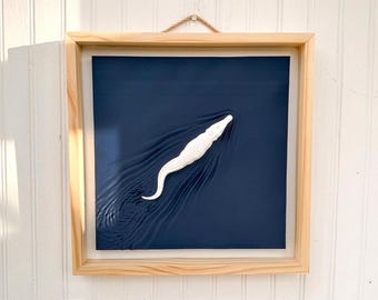 Arte mural de caimanes / Escultura de caimán nadando en 3D con marco de madera / Decoración para casas de lago en Florida / Arte costero de pantano azul marino / Regalo de caimán hecho a mano
