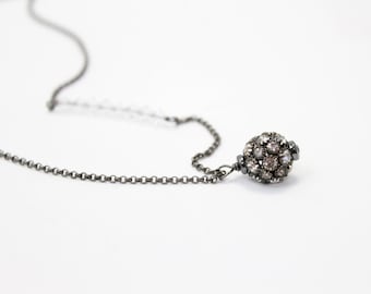 Long Pendentif Necklace en Gunmetal Black avec Swarovski Crystal Ball Pendant