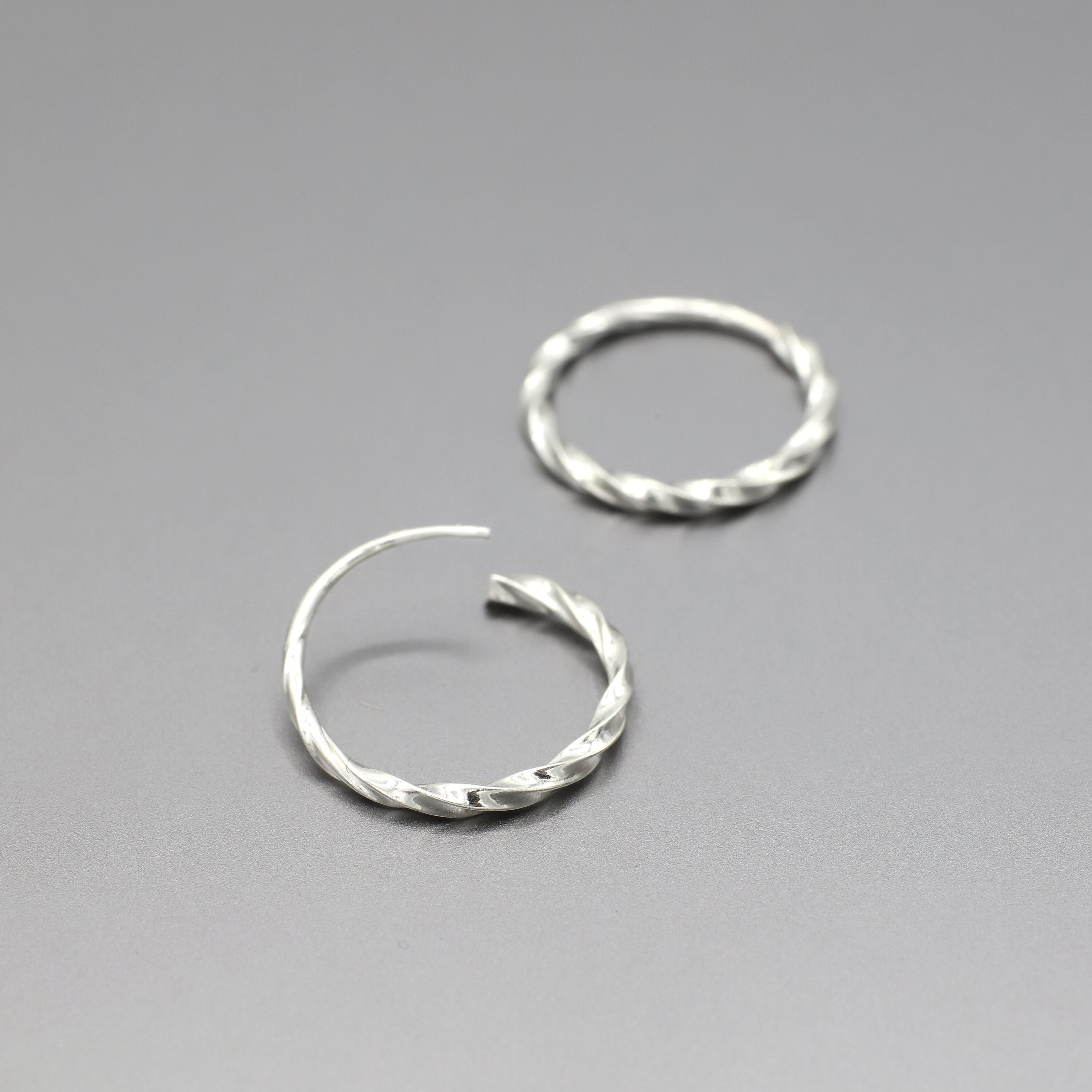 Orecchini A Cerchio Huggie In Argento 925 A Forma Di U – Fatti In Italia – 1/2 Pollice