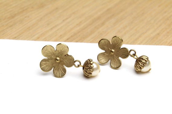 Matte Gold Flower Stud Earrings with a Acorn Styl… - image 5