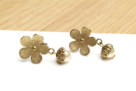 Matte Gold Flower Stud Earrings with a Acorn Styl… - image 3