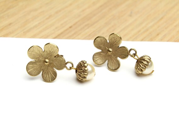 Matte Gold Flower Stud Earrings with a Acorn Styl… - image 4