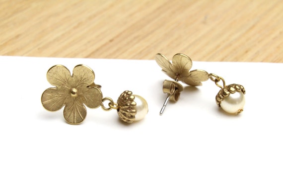 Matte Gold Flower Stud Earrings with a Acorn Styl… - image 2