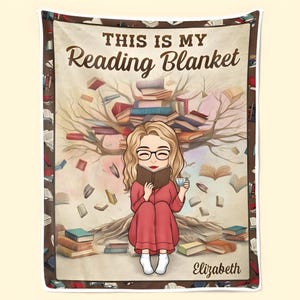 Może przedstawiać: Koc do czytania z ilustracją z kreskówki. Przedstawia kobietę czytającą pod drzewem z książek, z napisem "THIS IS MY Reading Blanket". Obramowanie jest brązowe z ilustracjami książek. Widoczne jest również imię "Elizabeth".