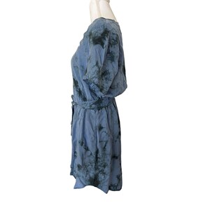 Sukienka Cloth & Stone Anthropologie Liv Blue z dekoltem w serek i paskiem w kolorze tie-dye, rozmiar M, Artisan Boho zdjęcie 4