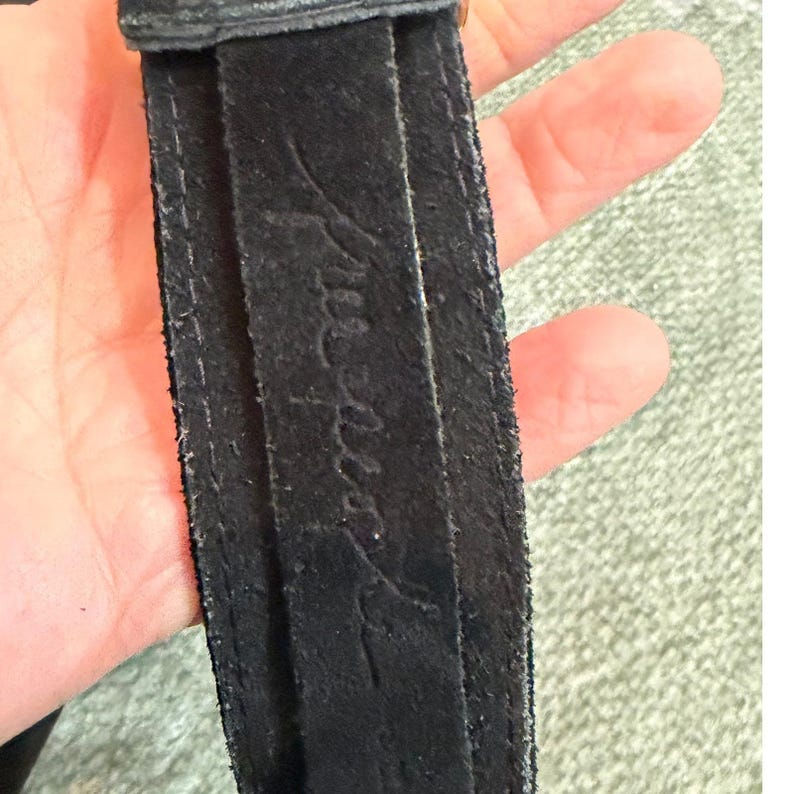 Cinturón ancho estilo western de ante negro de Free People con hebilla grabada con flores doradas, talla L/XL. imagen 5