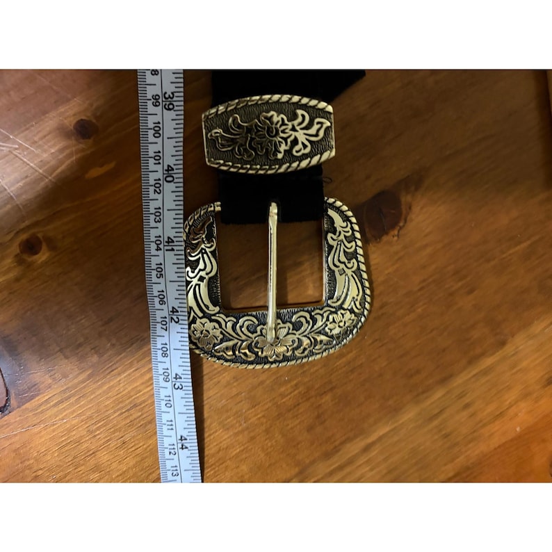 Cinturón ancho estilo western de ante negro de Free People con hebilla grabada con flores doradas, talla L/XL. imagen 4