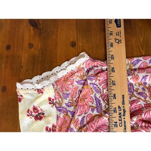 Top Free People Leilani con cuello en V y ribete floral de crochet, estilo bohemio, talla M, estilo hippie campesina. imagen 6