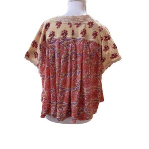 Top Free People Leilani con cuello en V y ribete floral de crochet, estilo bohemio, talla M, estilo hippie campesina. imagen 3