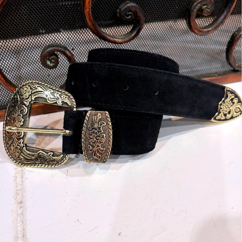 Cinturón ancho estilo western de ante negro de Free People con hebilla grabada con flores doradas, talla L/XL. imagen 1