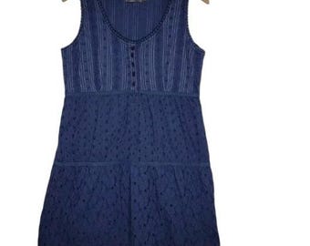 Vestido bohemio escalonado de algodón azul marino con ojales para mujer de PrAna Kendall, estilo resort costero.