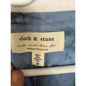 Sukienka Cloth & Stone Anthropologie Liv Blue z dekoltem w serek i paskiem w kolorze tie-dye, rozmiar M, Artisan Boho zdjęcie 5