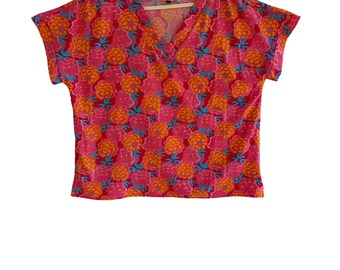 Blusa Michelle McDowell rosa con estampado floral, cuello en V, corte recto y manga corta, talla grande, maximalista.