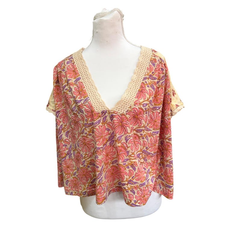 Top Free People Leilani con cuello en V y ribete floral de crochet, estilo bohemio, talla M, estilo hippie campesina. imagen 2
