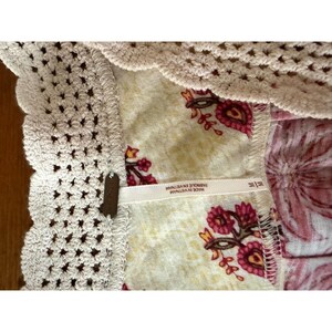 Top Free People Leilani con cuello en V y ribete floral de crochet, estilo bohemio, talla M, estilo hippie campesina. imagen 7