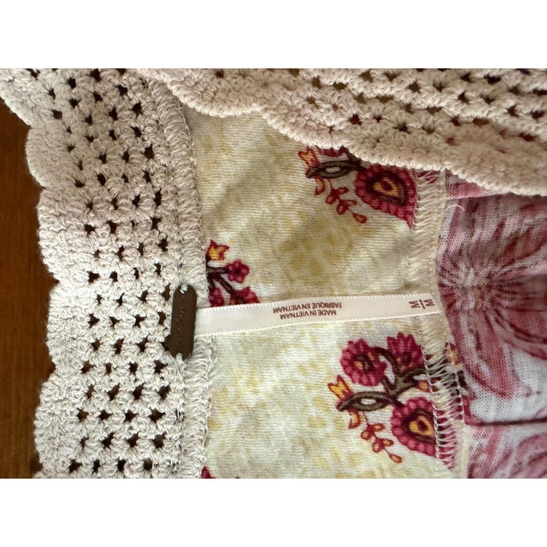 Top Free People Leilani con cuello en V y ribete floral de crochet, estilo bohemio, talla M, estilo hippie campesina. imagen 7