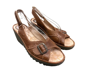 Sandalia de cuña con tira trasera y puntera abierta Fly London, piel marrón, hebilla, talla 39, cómoda (8-8.5).