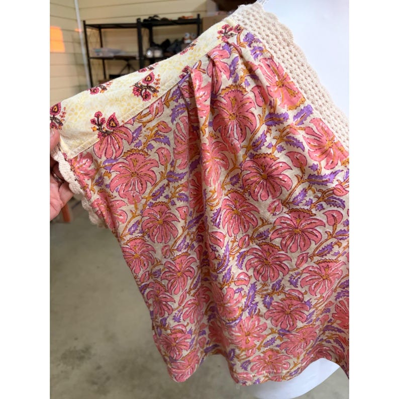 Top Free People Leilani con cuello en V y ribete floral de crochet, estilo bohemio, talla M, estilo hippie campesina. imagen 8