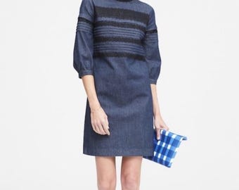 Vestido recto de mezclilla premium con ribete de encaje de Banana Republic, azul índigo. Ropa de trabajo modesta.