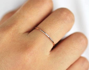 Anillo apilable de plata esterlina con moissanita y diamantes / Alianza fina de boda